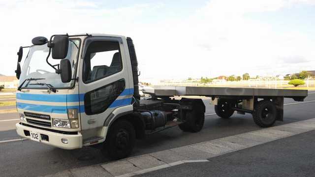けん引自動車